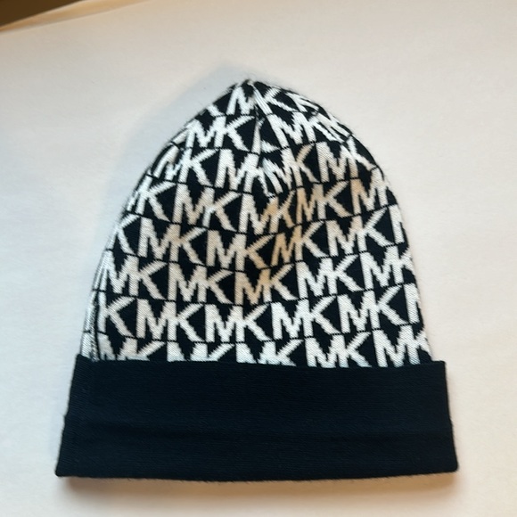 Michael Kors Signature Beanie Hat - Picture 2 of 4